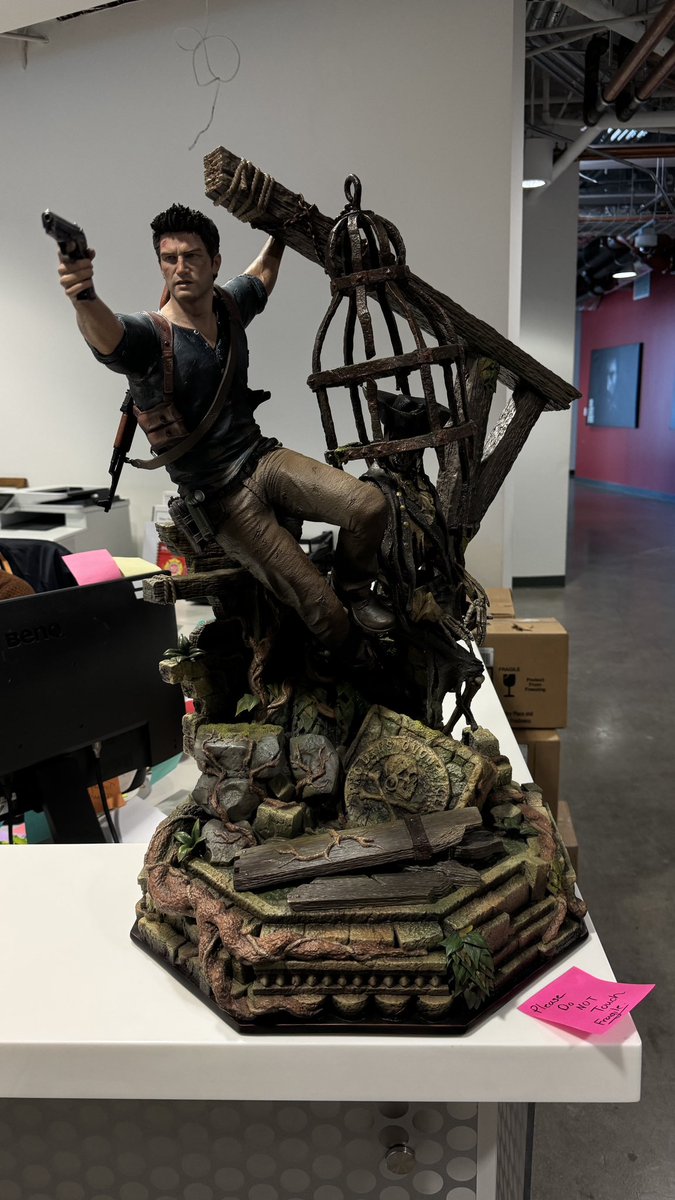 Look who arrived in the office today! One of the largest Collectibles I have made for the Studio.

#uncharted #naughtydog #nathandrake #sicparvismagna
