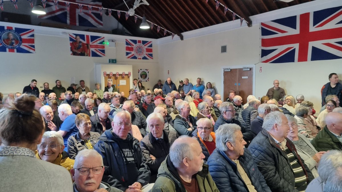 Crowd is ecstatic here tonight in Dromore Orange Hall at the arrival of Ann Widdecombe 🤔🙄☺️