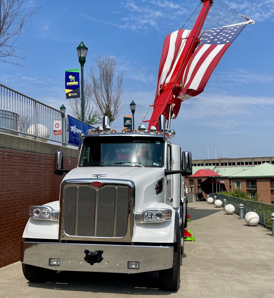 Wow 😮 Now that’s one big wrecker 🪝 and one big beautiful flag 🇺🇸 at AT&T Field ⁦@ChattLookouts⁩ (Wreckers) vs Birmingham tonight at 7:15 ⚾️