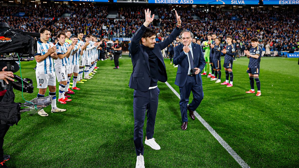 El #RealMadrid participa en el homenaje a David Silva. #RealSociedadRealMadrid