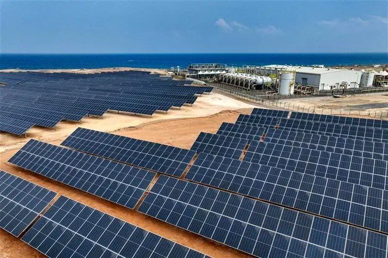 بهره‌برداری از بزرگترین مزرعه خورشیدی برای نمک‌زدایی در عمان عمان یک مزرعه فتوولتائیک خورشیدی ١٧ مگاواتی را که انرژی سبز برای نیروگاه آب شیرین کن در شهر سور تولید می کند، افتتاح کرد. افزایش تولید انرژی خورشیدی ایران چقدر بوده است؟ همچنان کمتر از یک درصد؟
