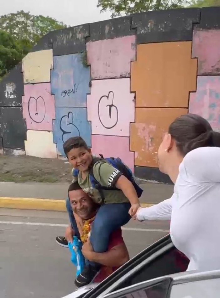 VENEZUELA. Conmovedor el sentimiento de esperanza del niño y su padre, con sonrisa de esperanza anhelando crecer en una Venezuela LIBRE y de progreso. MARÍA CORINA, líder indiscutible!