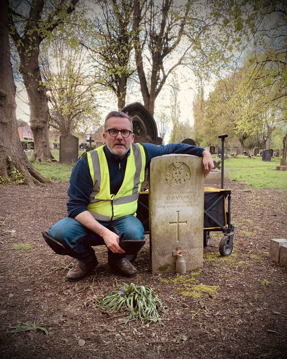 stevenhenman's tweet image. A couple of hours this evening volunteering looking after the Commonwealth War Graves Commission headstones in #Chesterfield as part of the #EOHO #EyesOnHandsOn project