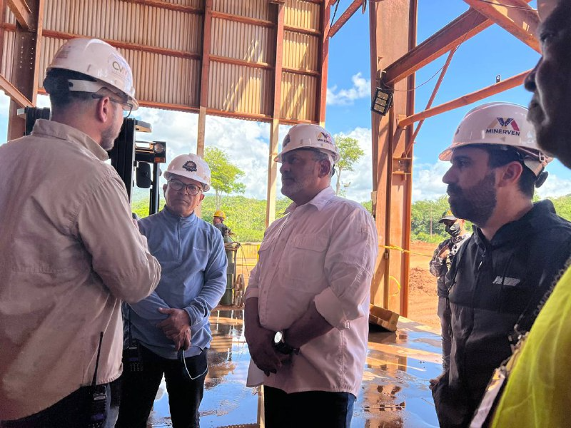 cvm_ve's tweet photo. #SomosCVM || Junto al Pdte. de @CVMVenezuela, MG. Carlos Osorio y el pueblo minero, incrementamos presencia en terreno, ejecutando inspecciones y haciendo seguimiento a las áreas productivas.

Junto al pueblo minero, ¡Seguimos trabajando!

#26Abr 
#IgualdadYJusticiaSocial https://t.co/W149vGDhPh