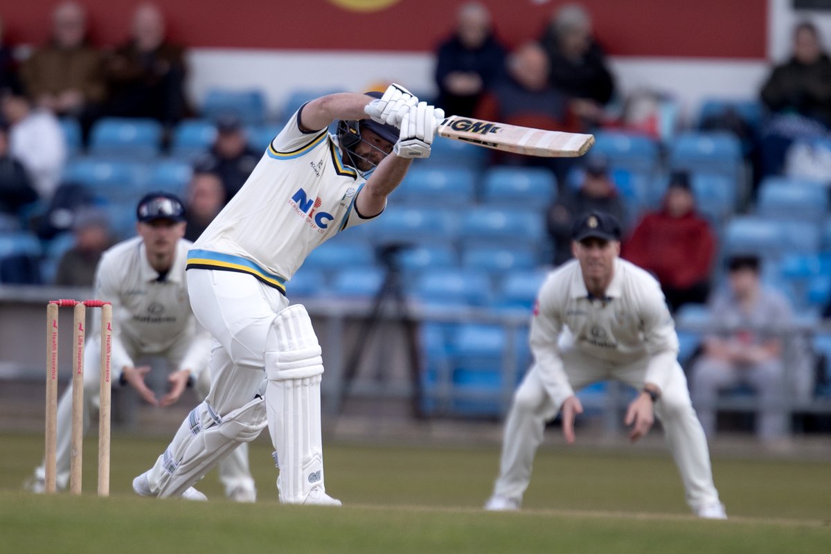 Action from Day 1 @HeadingleyStad , @YorkshireCCC v @DerbyshireCCC , 97 for @lythy09 , 40 for Masood (10 boundaries), 65* Root & 44* Brook before rain stopped play just before tea. All pictures here..... amazon.co.uk/photos/share/r…