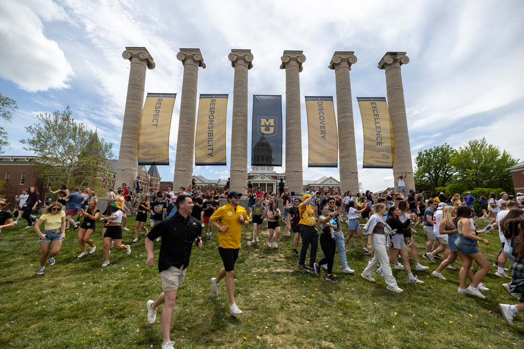 #Mizzou students! Next Thursday, May 2, is the deadline to sign up for Mizzou Alumni Association's annual Senior Sendoff event. This year’s Senior Sendoff will be at 1:30 p.m. on Saturday, May 4. More info: brnw.ch/21wJdVf