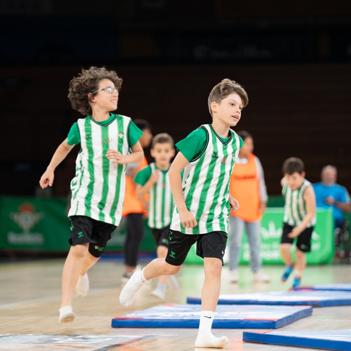 👦👧 Compartimos un medio tiempo divertido y con buen ritmo en SAN PABLO 🤩. #RealBetisBaloncestoValladolid #SeClavaEnElCorazón #BetisBaloncesto