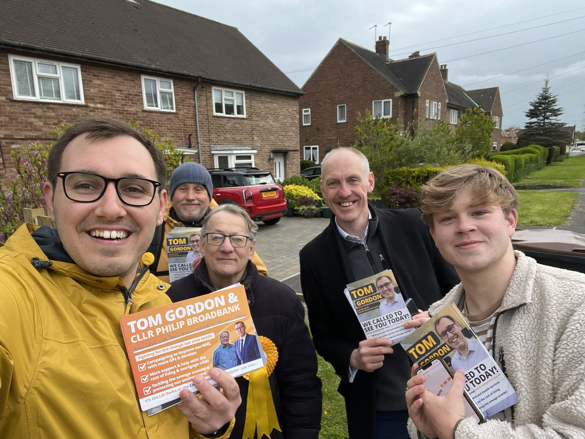 Out on the doors this evening with extra special guest & expert campaigner @kevin_lang 🔶 Lots of people telling us they know it’s a two horse race here in Harrogate & Knaresborough & that they will be voting Lib Dem to get rid of the Conservatives 🗳️