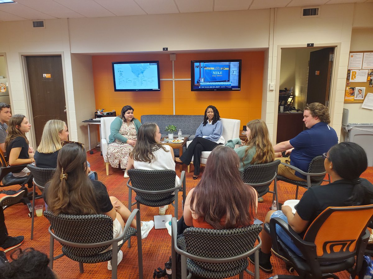 UT Alumna Chandra Hayslett (‘97) VP of Communication at the Joint Center for Political & Economic Studies was at @UTKDailyBeacon yesterday providing career tips & life advice for navigating both print Journalism & PR industries. We are so grateful for all our alumni! @UTCCI