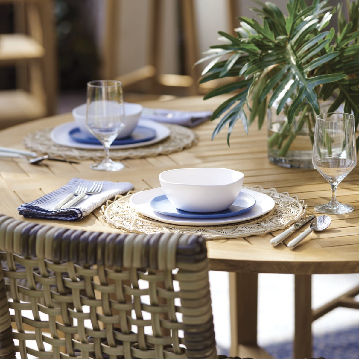 Dining outdoors has a way of making an average day feel extra special.  
.
.
.
#outdoorfurniture #outdoordesign #patiodesign #outdoorliving #patiofurniture #backyardinspo #diningstyle #tablesetting