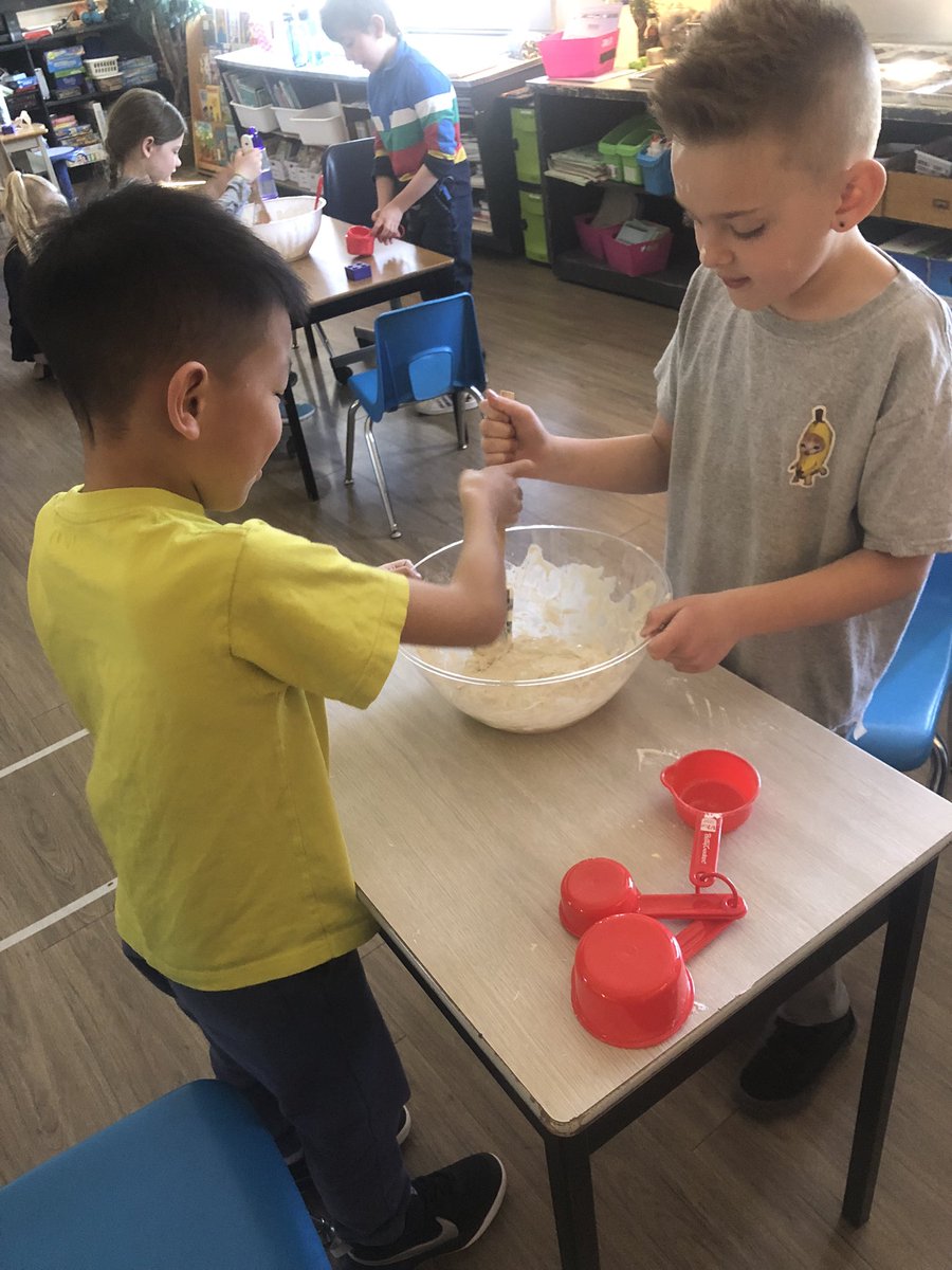 MsEccles's tweet image. We had so much fun filling our animal tracks with plaster to make casts. Ss can’t wait for next week when we get to lift our casts out of their little animal track moulds! @dsbn @powthorold @PoWThoroldPS @DSBNOutdoorED