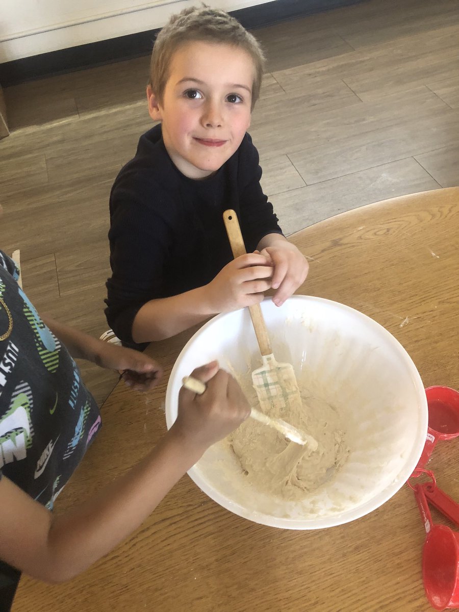 MsEccles's tweet image. We had so much fun filling our animal tracks with plaster to make casts. Ss can’t wait for next week when we get to lift our casts out of their little animal track moulds! @dsbn @powthorold @PoWThoroldPS @DSBNOutdoorED