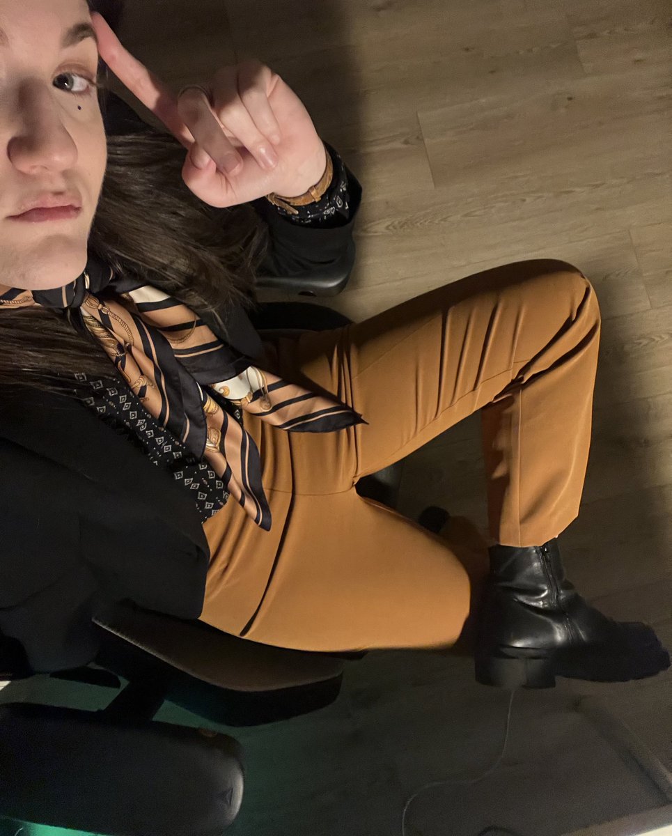 Cool outfit alert ‼️ 🧡🖤