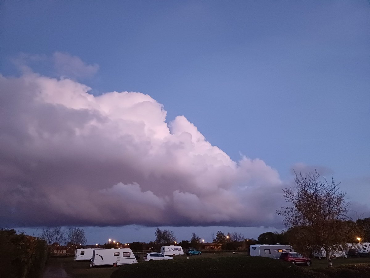 @peter_levy A strange looking cloud over the tourers field at Golden Sands Mablethorpe tonight. Hopefully, a warm front is arriving for lots of Saturday sunshine on the beach.