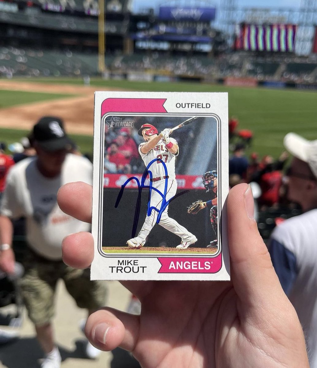 What’s the best in-person autograph you’ve ever gotten?? 🤔👇