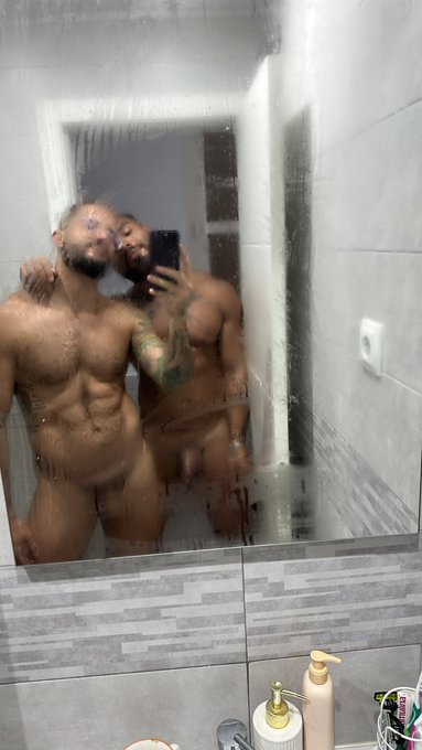 El finde ya est&aacute; aqu&iacute;&hellip;. Grrr hasta los cristales empa&ntilde;ados 🫣😈  https://t.co/B5tamfbx0G @jeanpaolo14 https://t