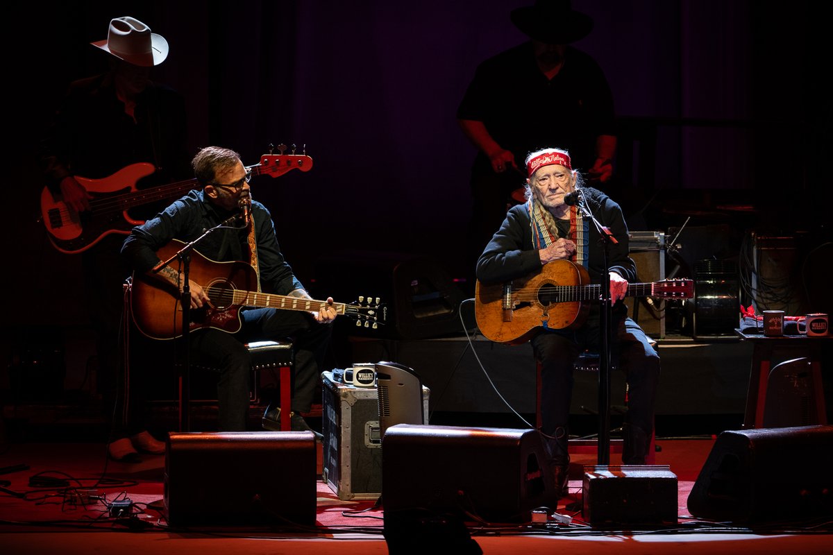 We’re thankful to have had @WillieNelson stop by for the night, but alas, he had to get On the Road Again 🐎 Until next time, this show will be Always On My Mind 🤠 📸: @stevecarlsonsf