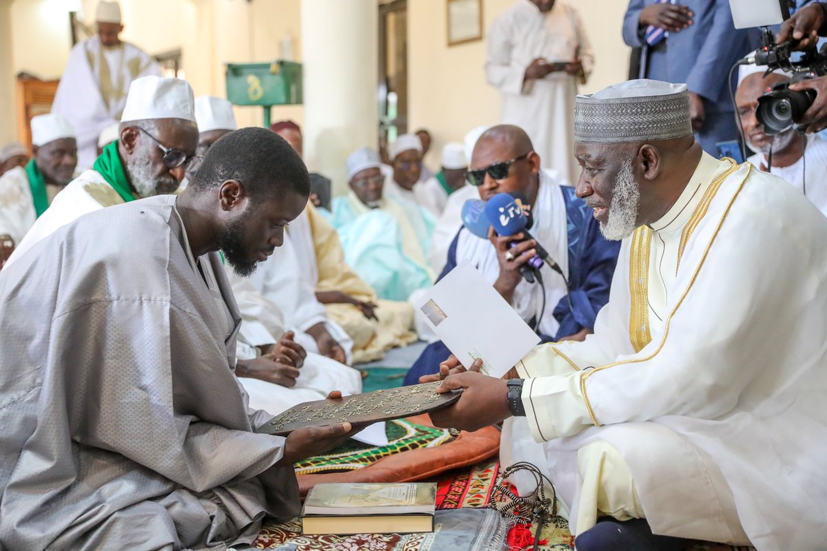 Le Chef de l’Etat a effectué la prière du vendredi à la mosquée Omarienne de Dakar. Une occasion pour le @PR_Diomaye de solliciter des prières auprès du Khalif car, comme il l'a souligné, les attentes sont nombreuses et son vœu est de répondre aux préoccupations des sénégalais.