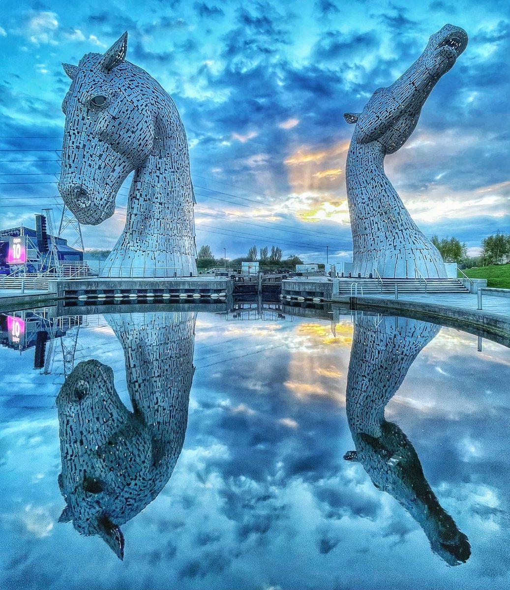 The #Kelpies and their reflections at blue hour on a pleasant evening in #Falkirk I had no idea of their size until tonight. Well worth the drive over from #Glasgow to see them for the first time. ⁦@StormHour⁩ ⁦@ThePhotoHour⁩ #Bluehour