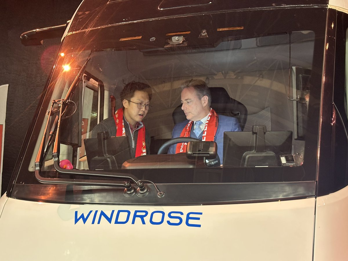 MaartenWeynants's tweet photo. Ze rijden hier een elektrische vrachtwagen binnen in het @sportpaleis. Wen Han, CEO van Windrose, gaat de @antwerpgiants de komende seizoenen voor veel geld sponsoren. Ook Telenet blijft aan boord.
Is dit de deal die eindelijk voor die Antwerpse titel gaat zorgen?
#notg #BNXT https://t.co/Hz8IRL5o2r