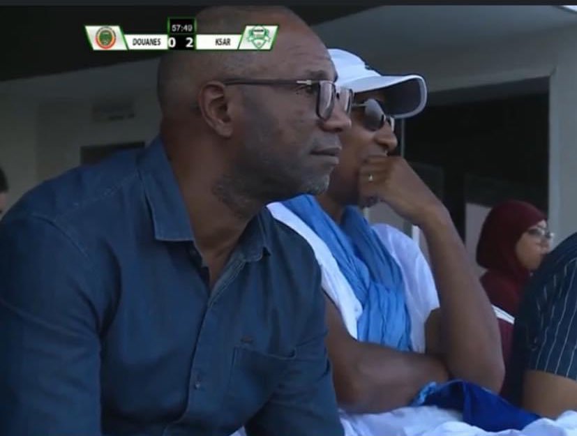 L’entraîneur congolais d’Al-Hilal du Soudan Florent Ibengué est présent cet après-midi à la tribune officielle au Stade Cheikha Boïdiya pendant le match opposant le Ksar et l’AS Douane pour la 22eme journée de SuperD1 🇲🇷

#Mauritanie