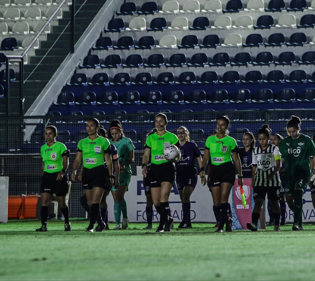 #ÁrbitrosAPF | Juezas definidas para la continuidad de la fecha 3

En el ueno Defensores del Chaco se jugará el #SuperclásicoFEM ⚽️, los restantes juegos en el #CARDIF 1.

🗞️ goo.su/bE5r5Vo

#FútbolFEM 🇵🇾