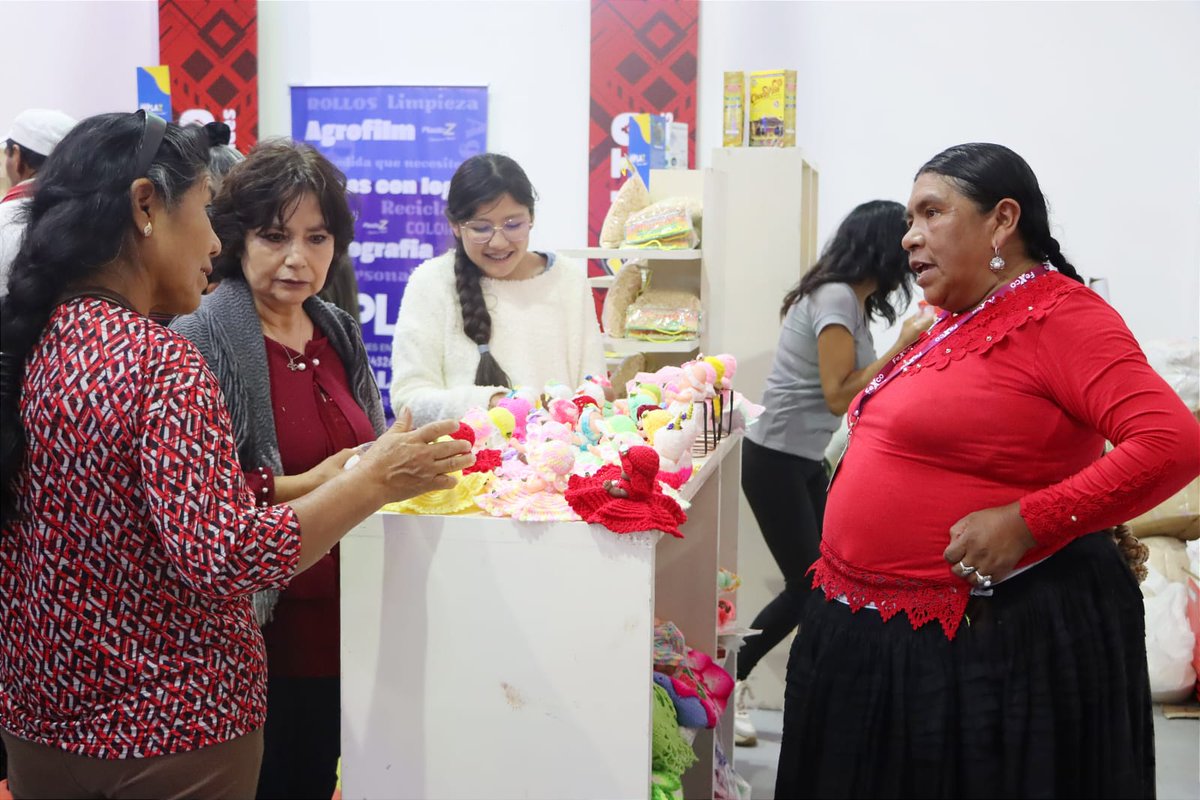 🧥🥾 Horas previas a las apertura del stand de #ElAlto en la #Fexco2024, los visitantes ya disfrutan del arte y cultura cobijada por el 'Ch'uta Yate'.
Somos ejemplo de desarrollo y de creatividad.