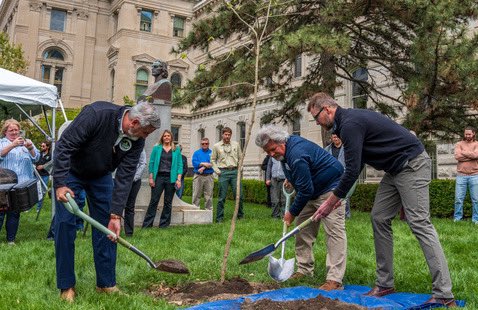 Today, @DukeEnergy Ind. President Stan Pinegar joined @GovHolcomb on the Statehouse lawn to celebrate @INdnrnews planting one million trees over the last five years. We’ve been proud to support this effort through volunteer tree plantings across the state. events.in.gov/event/gov-holc…