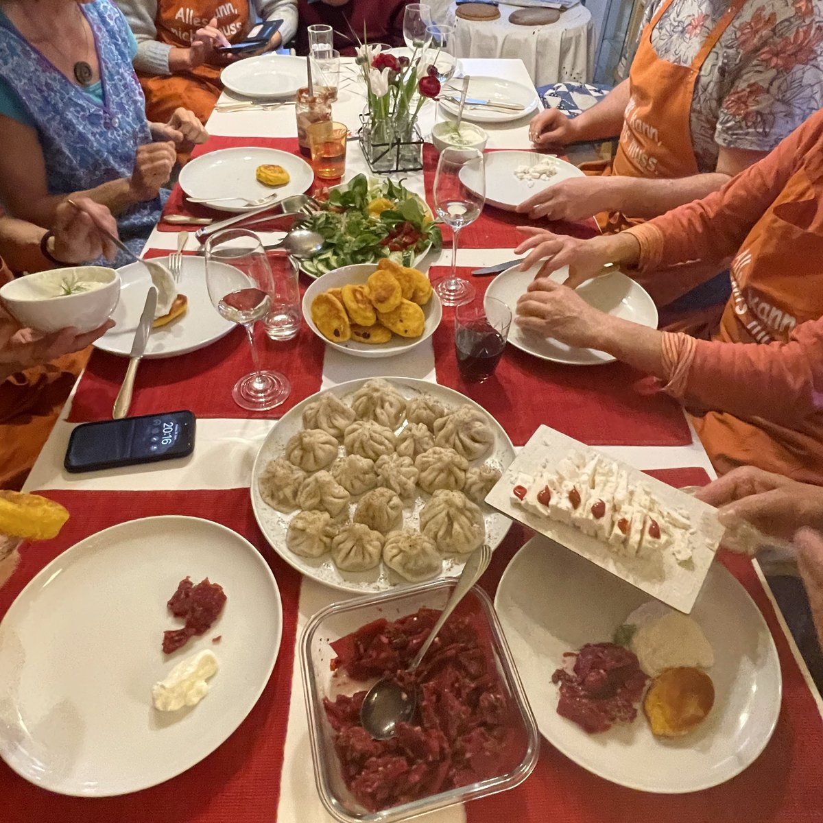 stromab's tweet photo. Heute ein Kochkurs aus der leckeren georgischen🇬🇪Küche bei mir daheim für liebe Freunde. Wir bereiten #Chinkali, #Atschma und #Mchadi zu und tischen auch #FürDenPapaGekocht lecker m. Salat u. georgischem Wein auf. https://t.co/EgaClPeffi