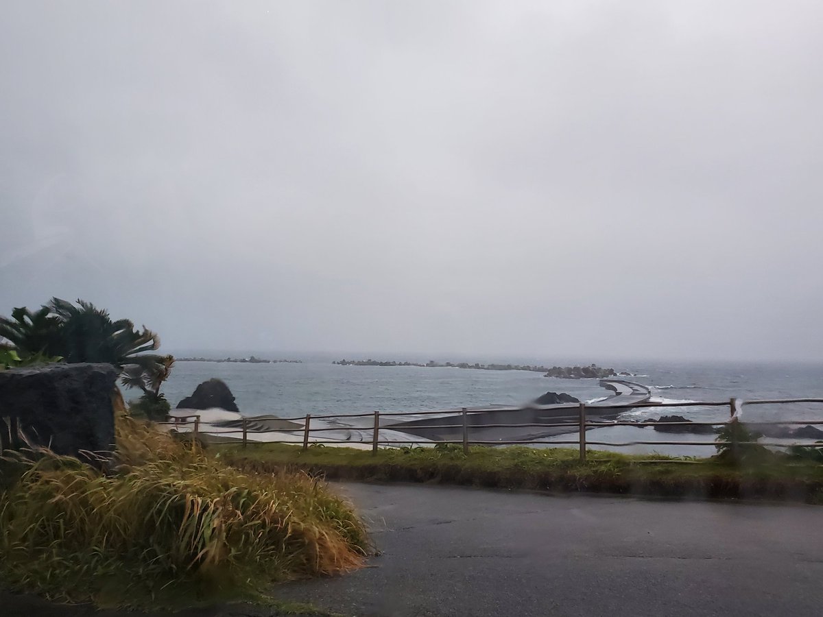 おはよーございます🎵 本日の八丈島は雨時々止む… 連休初日はあいにく雨ですね 今日も安全第一で！ 楽しんで行きましょう😆