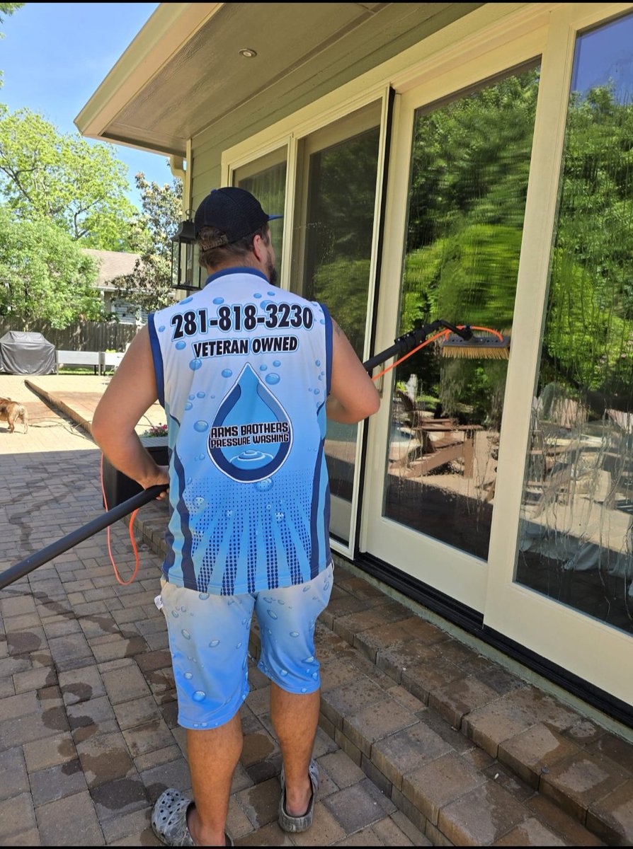 Sparkling windows that last! ✨ Our water-fed pole cleaning uses purified water for a clean that's safe & lasts longer than chemicals. Call Arms Brothers at (281) 818-3230 for a free quote! #windowcleaning #houston