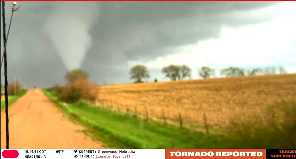 Still setting down tornadoes outside of Ashland youtube.com/watch?v=KKHL2m…