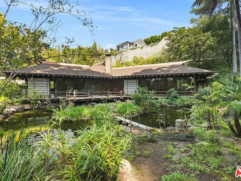 Have $3.5 million to spare? You can put in an offer on the house where Sho Kosgui's family was massacred by ninjas in Revenge of the Ninja: zillow.com/homedetails/13…