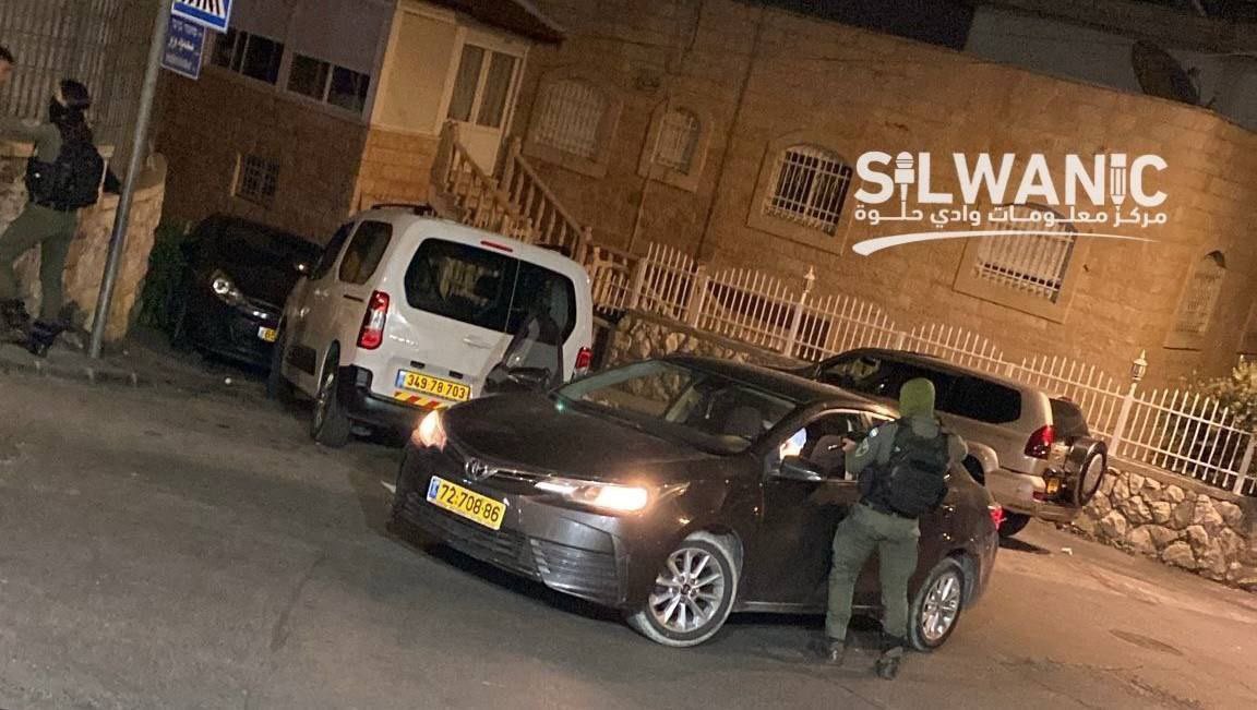 🚨 Press coverage: A photo shows the occupation forces stopping vehicles and assaulting young men in the Ras al-Amoud neighborhood in the town of Silwan in occupied Jerusalem.