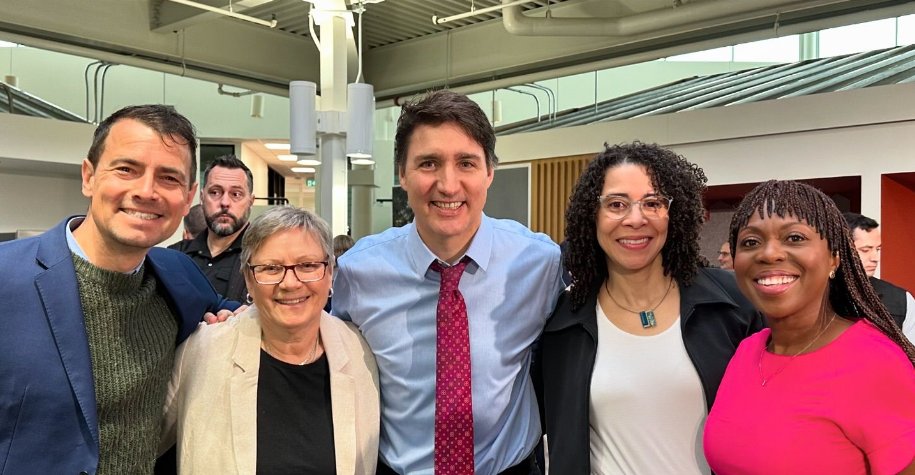 Prime Minister @JustinTrudeau visited Halton Region this week to announce new measures to build homes - including co-ops - on underused and vacant public lands. Our federation partners @PHCHF and staff from Birch Glen Co-op attended the announcement. Co-ops are ready to build🏗