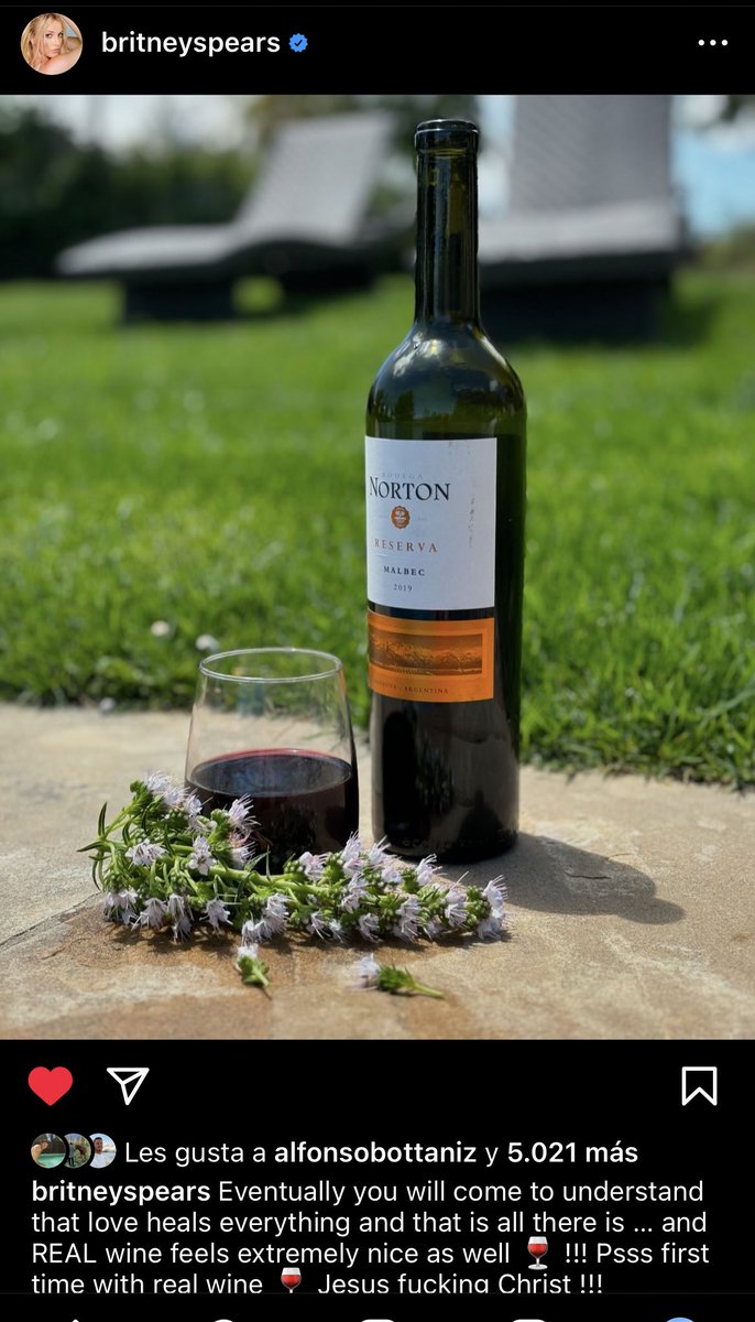 Britney tomándose un NORTON MALBEC RESERVA NO DOY MÁS
