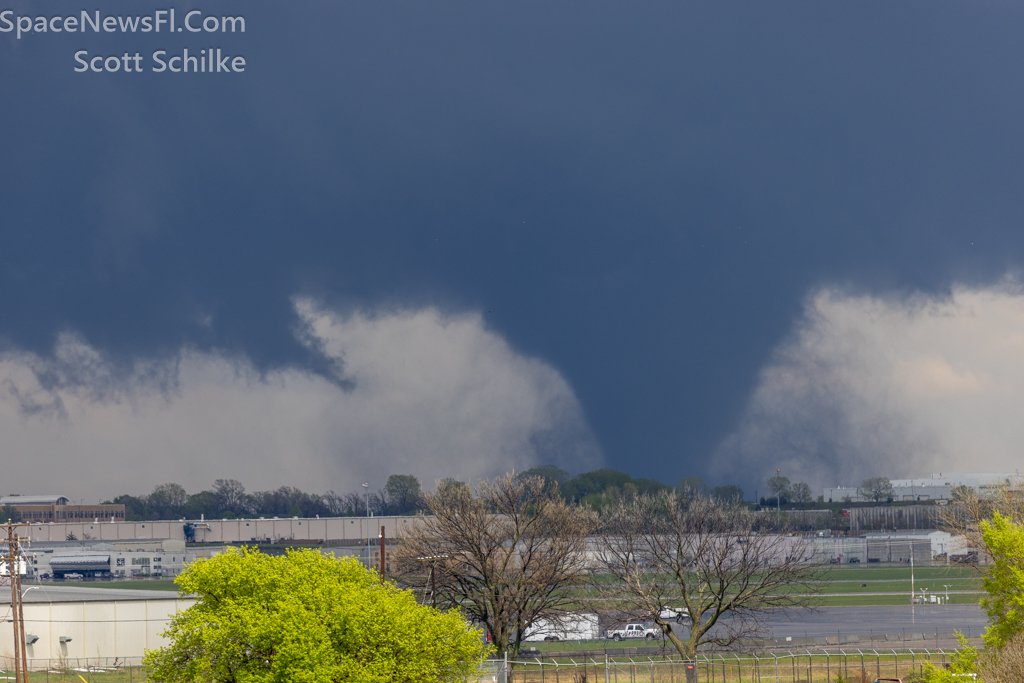 Huge #wedge #tornado east of #Lincoln #Nebraska #Airport at 3:00 PM CDT looking east as it lifted and came back down three times. #severe #weather #violent @LiveStormChaser spacenewsfl.com