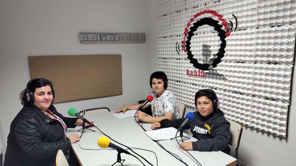 Los alumnos de 1º ESO A entrevistan a su profesora de Geografía e Historia, Verónica Bravo, para conocer algunos aspectos de su vida personal y profesional 😀🎙️@RadioEdu #IESQuintana radioedu.educarex.es/qradio/2024/04…