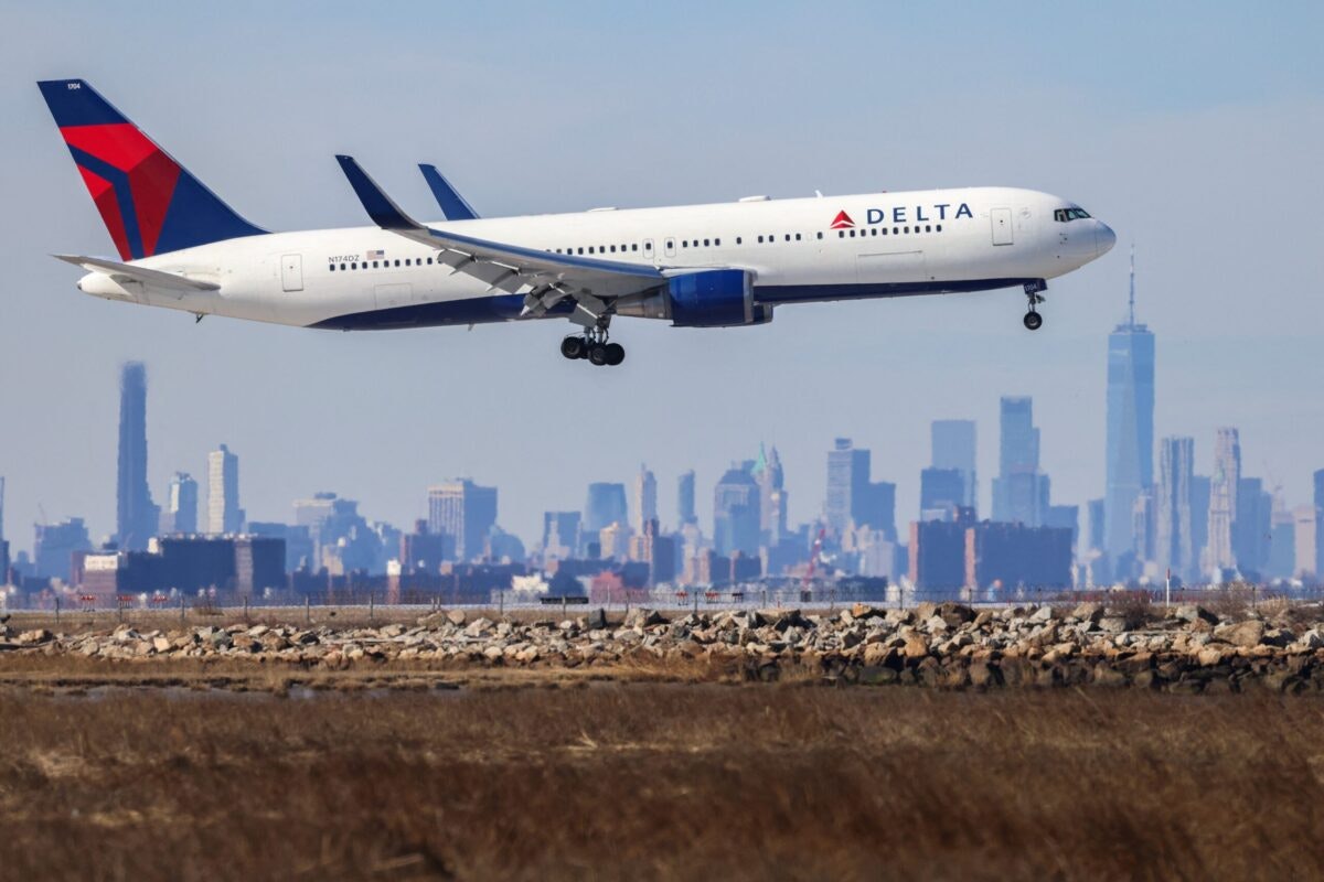 Boeing Plane’s Emergency Slide Falls Off Shortly After Leaving JFK Airport dlvr.it/T642HD