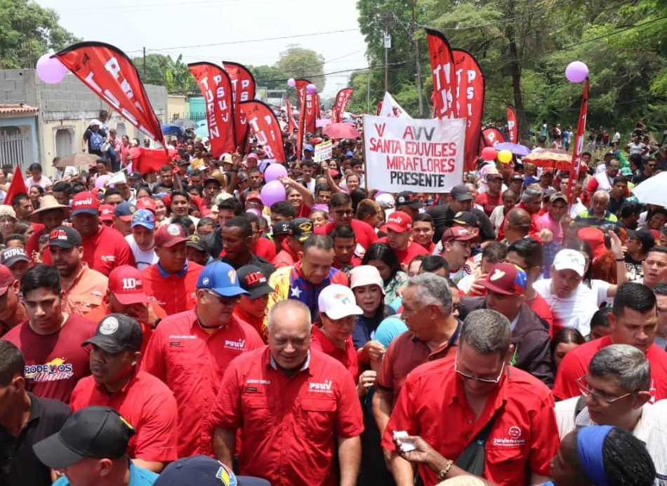 Diosdado Cabello: Nosotros saldremos a votar para echarles una revolcada linda y bella a los apellidos goo.su/Vmy08T #IgualdadYJusticiaSocial