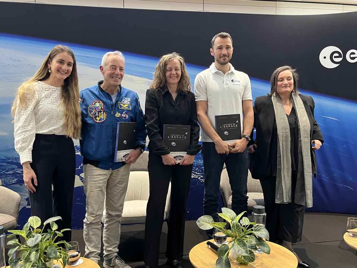 Superbe fin de journée passionnante aujourd'hui au siège de l'@esa qui est situé dans le 15ème arrondissements à Paris à l'occasion de l'inauguration du cycle de conférences. L'intitulée de la conférence inaugurale était 'Rencontres en apesanteur, le vol spatial habité en…