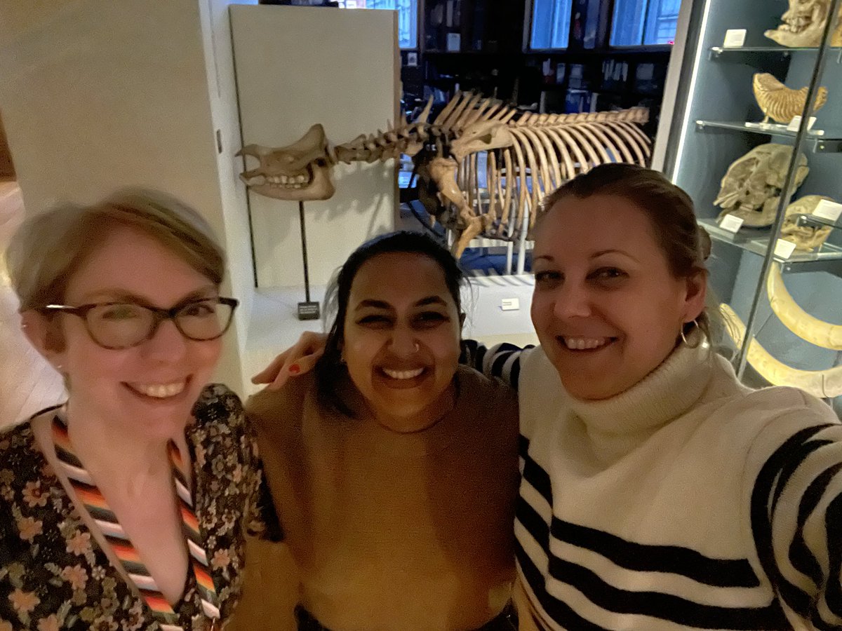 Long overdue reunion with @littlegaudy and @HannahLCornish in @GrantMuseum.  #ZooSciATeam @ucl