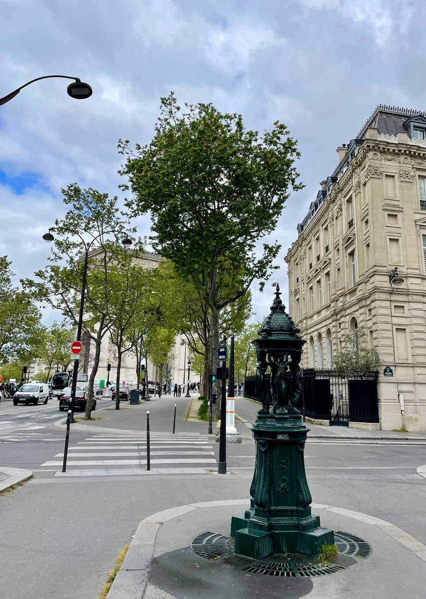 Fontaine Wallace
Rue de Presboueg - Paris 8ème
Au fond, l Arc de Triomphe