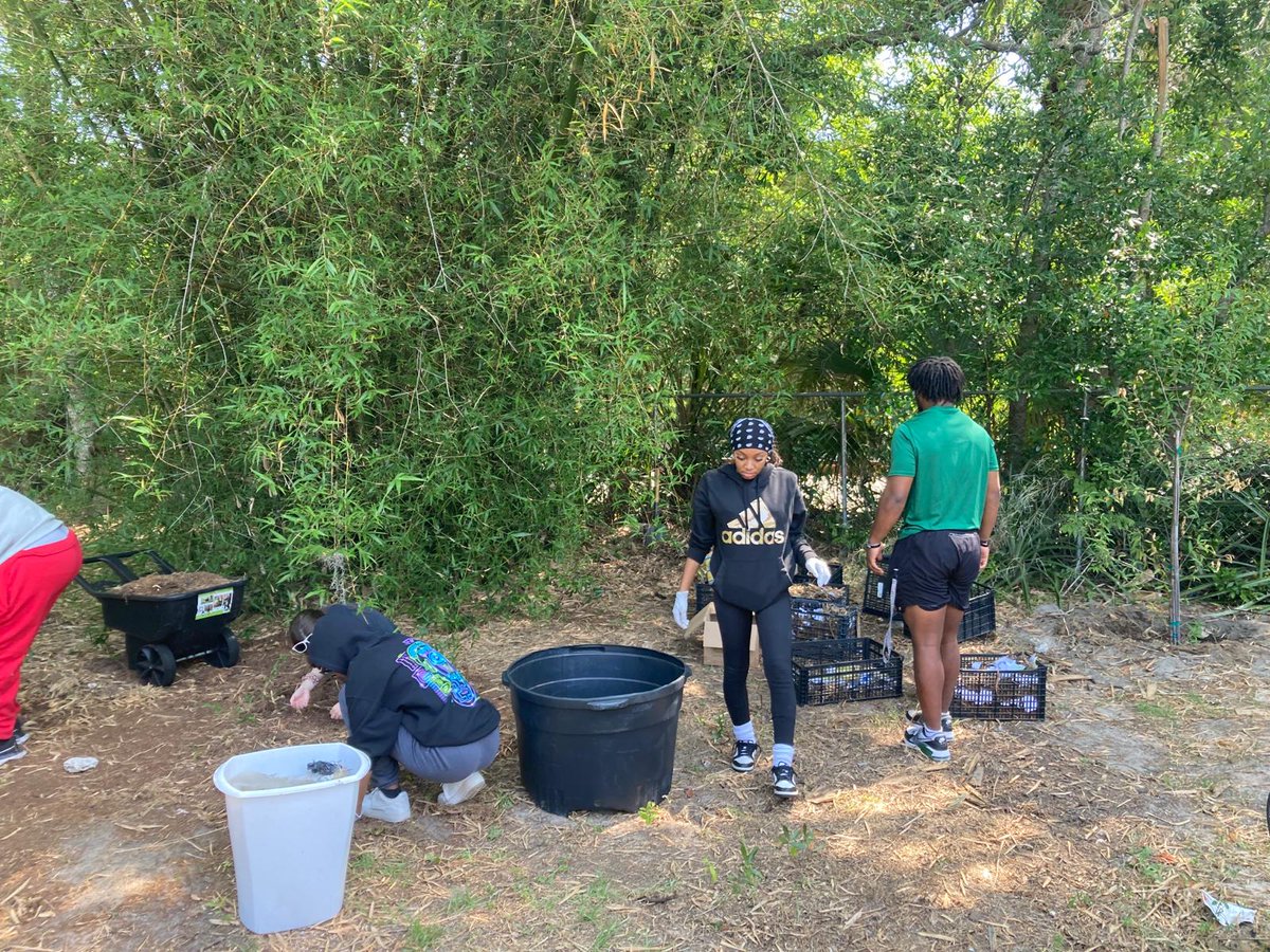 Thank you, Stetson University, for visiting our Pierson office! During the visit, we also talked about the challenging conditions that farmworkers face and shared ways to raise awareness on how we can help farmworkers. The students also helped us greatly in our community garden!