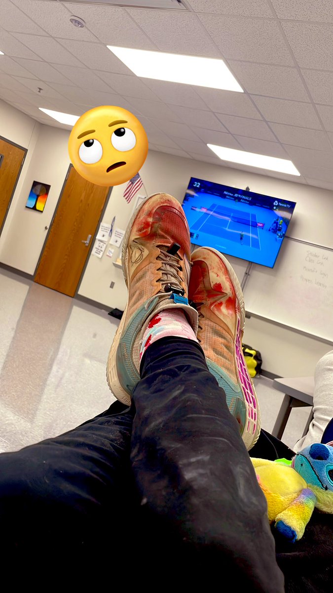 LukeW2003's tweet photo. Chilling in a class I don’t wana be in hbu? :) https://t.co/9jGswBKtYD