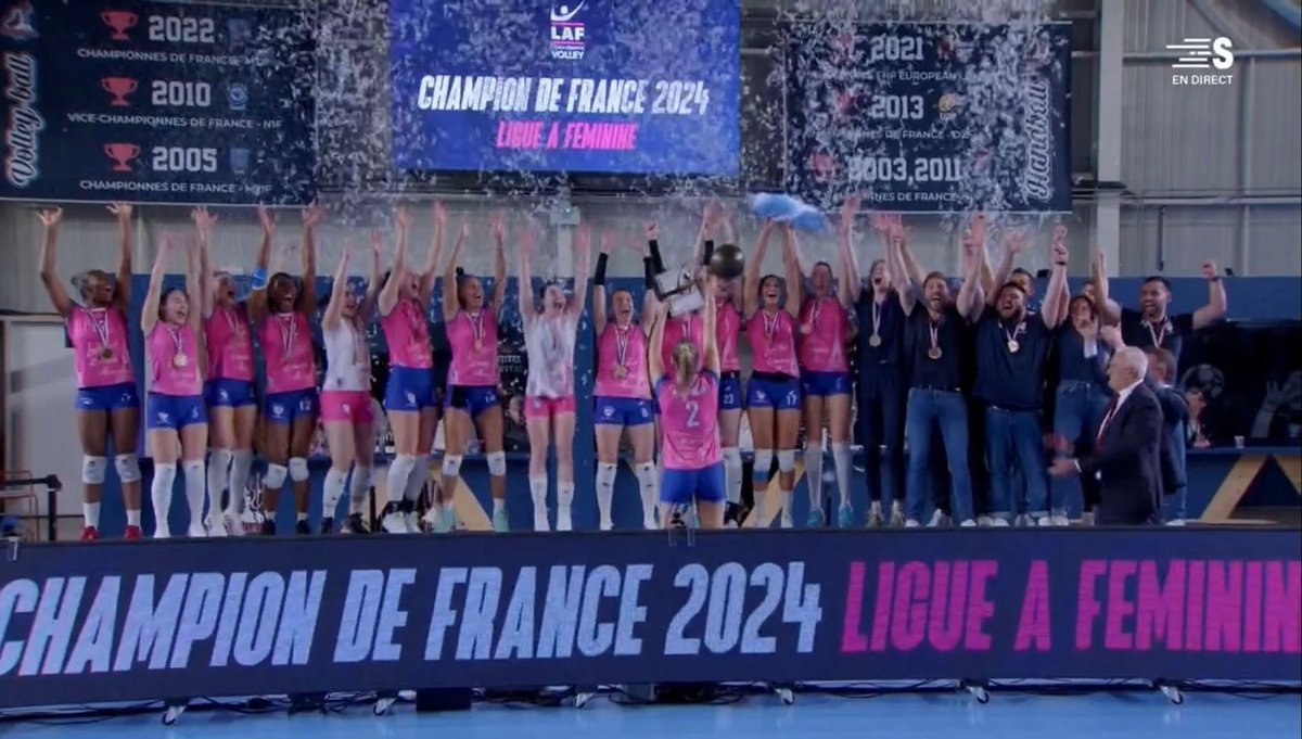 💙Magique🩷 Nos Mariannes 92, équipe née l’année dernière d’une volonté commune d’unir nos forces pour construire l’une des plus grandes équipes de volley féminin, sont championnes de France 🇫🇷 Un succès incroyable ! Merci à elles, à toute l’équipe et aux bénévoles 🎉🎊