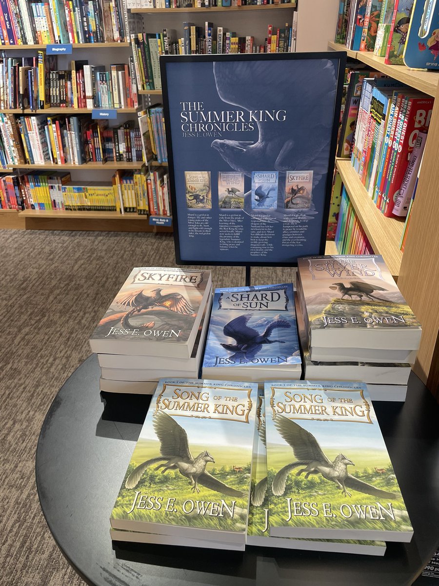 NOT MY OWN LITTLE TABLE AT BARNES &amp; NOBLE 🥹🥹😱🥹
#GryfonPride