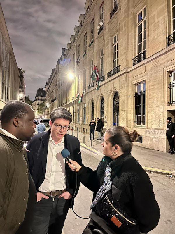 Ce soir devant @sciencespo afin de dénoncer les agissements d’une minorité d’extrême-gauche flirtant avec l’antisémitisme. Honte à la direction provisoire qui s’est couchée devant les revendications de la minorité bloquante. J’appelle ce soir à la mise sous tutelle de l’école.