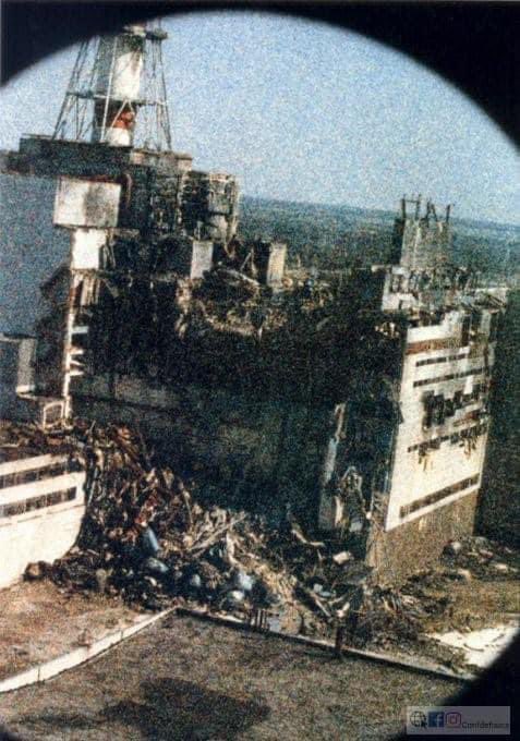 La primera foto de la planta de Chernóbil, tomada por Igor Kostin 14 horas después de la explosión del reactor nuclear que tuvo lugar el 26 de abril de 1986. La imagen borrosa es debido a la radiación.