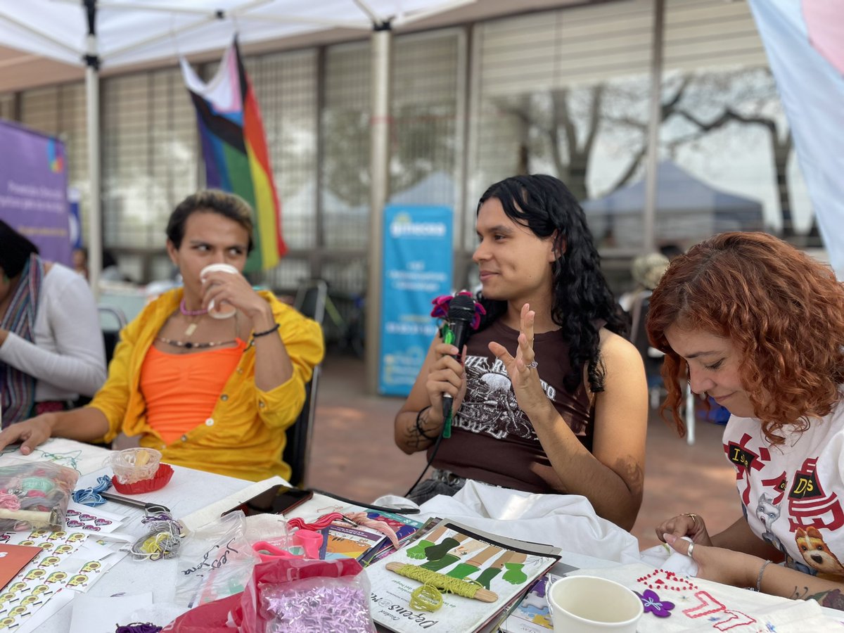 Mar_aguileraroa's tweet photo. Taller bordando mis pronombres en marco del DÍA DE LAS BUENAS ACCIONES, VOLUNTARIADO UNAM, con @UNAMUDiversidad @MalintzinCh @GacetaQueer 🙌🙌🙌🙌 https://t.co/taQvxkOJVi